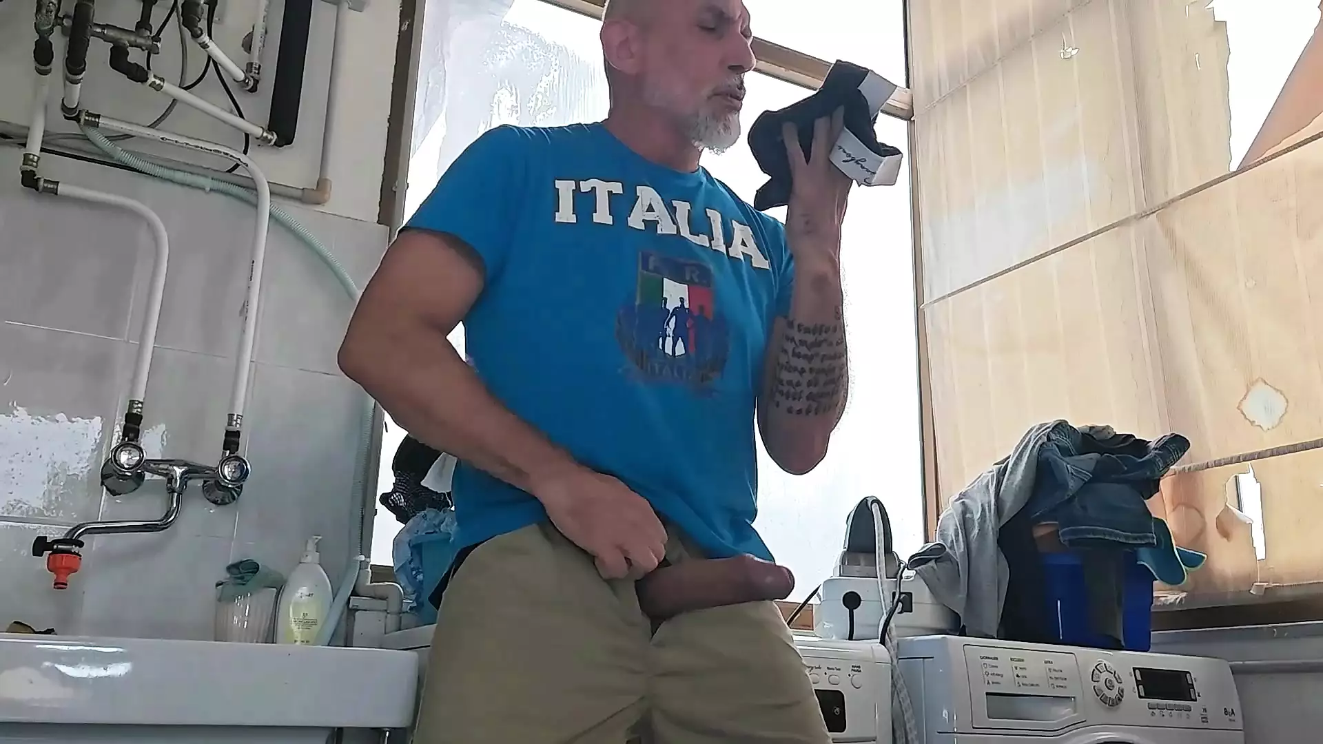 Old Mature Hung Big Cock Repairman Is Fixing The Washmachine For A