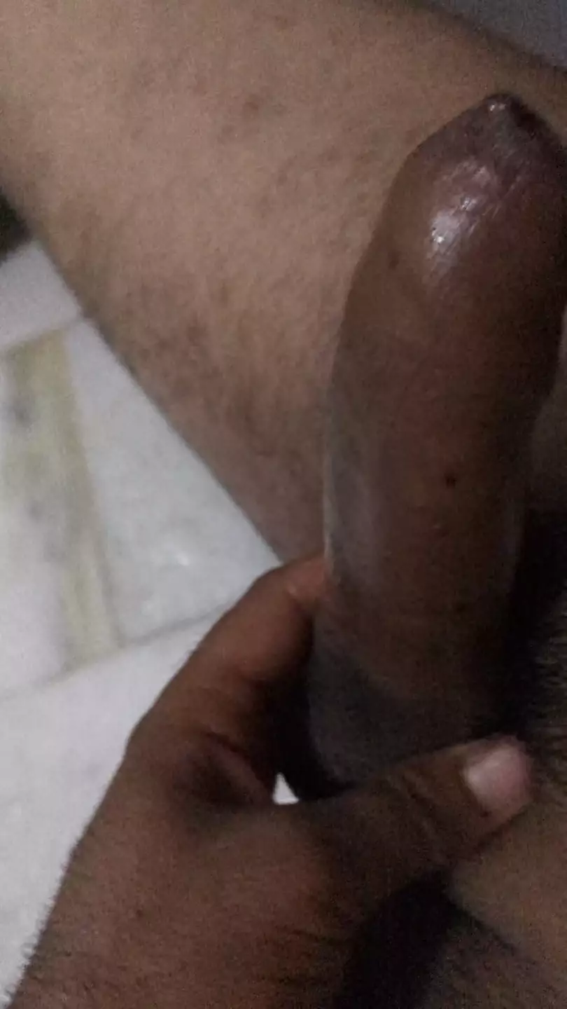 Un garçon gay se masturbe dans la salle de bain xHamster