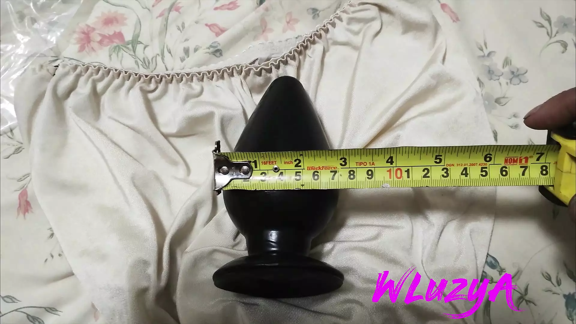 Pepek Saya Menerima Dildo Besar Semasa Saya Menggesel Kelentit Saya