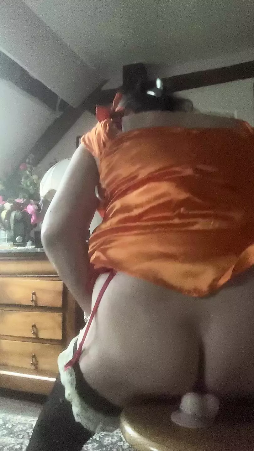 Gekleidet Mit Einem Orangefarbenen Kleid Mit Einem Dildo XHamster