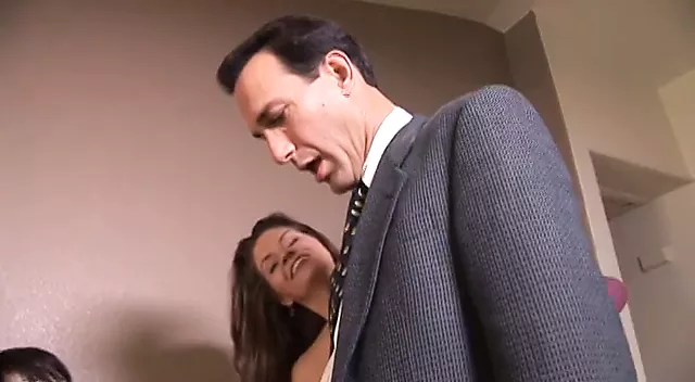 Δύο πεινασμένες milf με τεράστια βυζιά μοιράζονται έναν σκληρό πούτσο