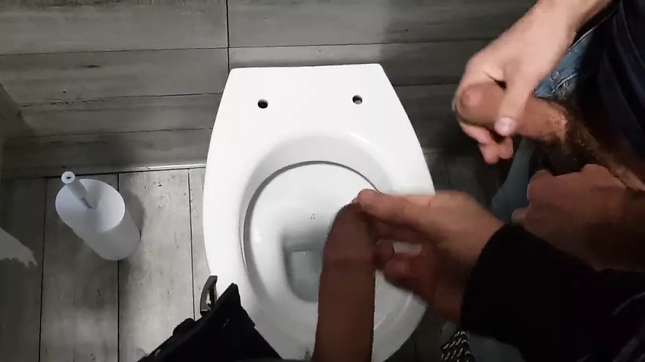Sega E Sborrata Con Amico Nei Cessi Del Centro Commerciale Gay Handjob