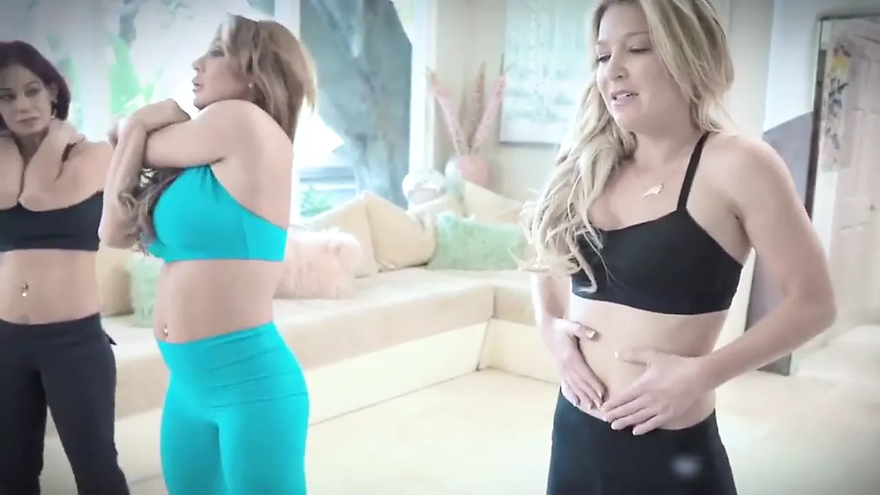Masturbación con la mano cachonda milf comparte enorme polla con amigos
