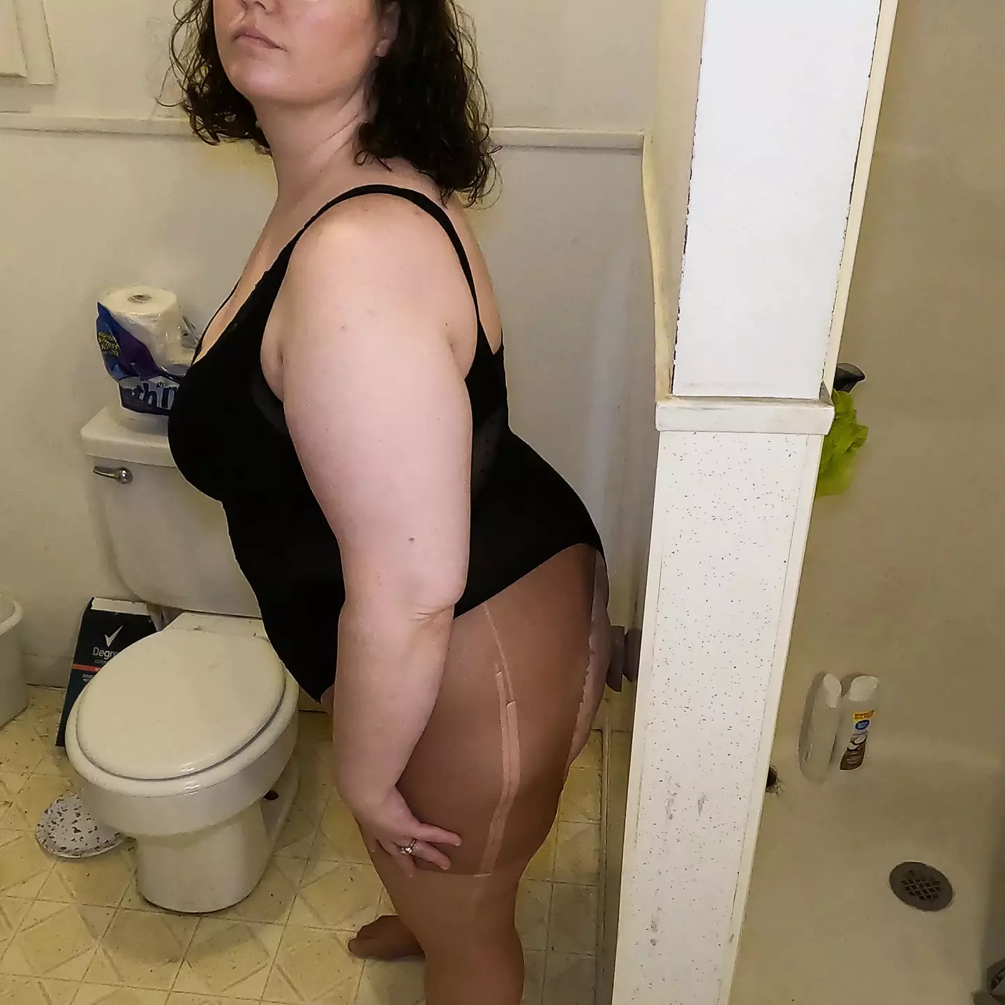 Taracarider Nimmt Einen Dildo An Der Wand Im Arsch Im Badezimmer