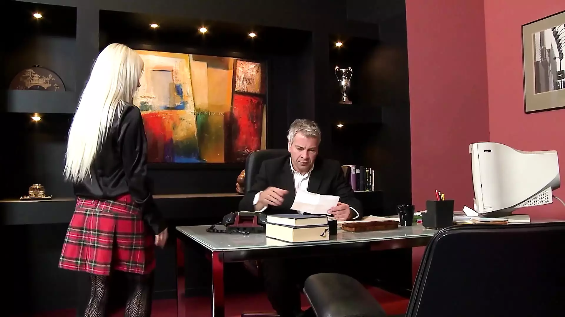 Une jolie blonde se fait défoncer sur la table par une énorme bite