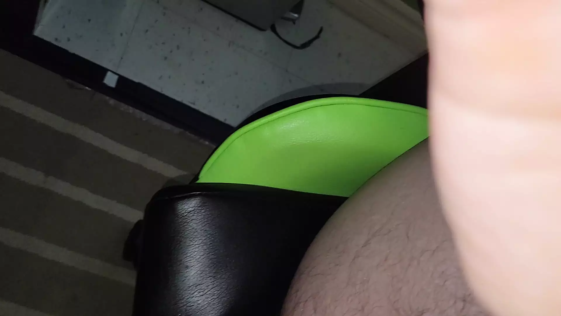 Il mio giovane buco del culo stretto stringe questo dildo così stretto
