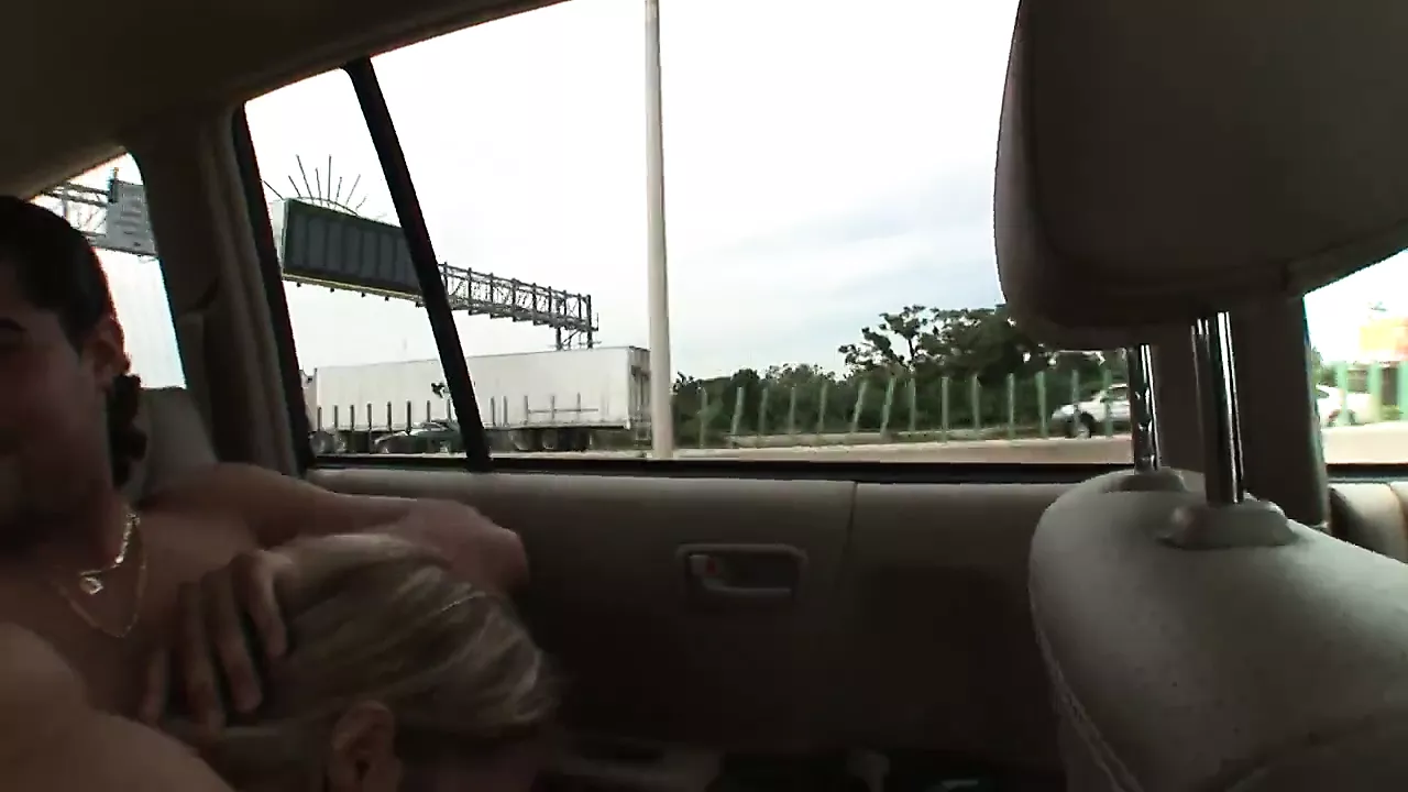 Un Jeune Mec Ramasse Une Jolie Blonde Et La Baise Sur La Banquette