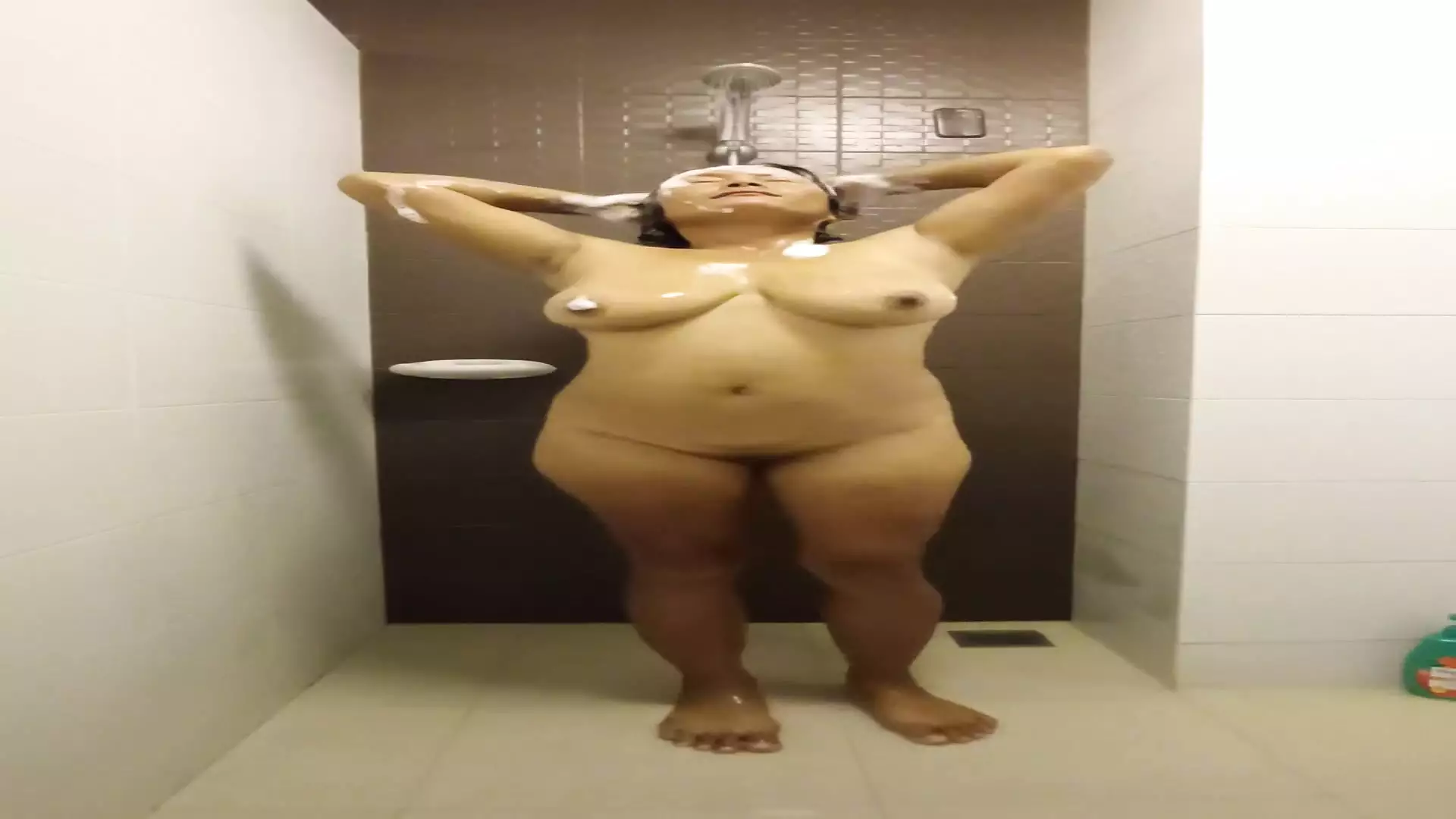 Thaiger Nella Doccia Con Il Suo Grosso Dildo XHamster