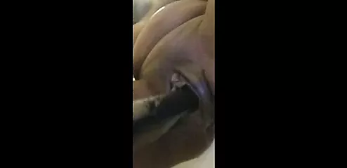 Μαύρη milf γαμάει το στενό μουνί της xHamster