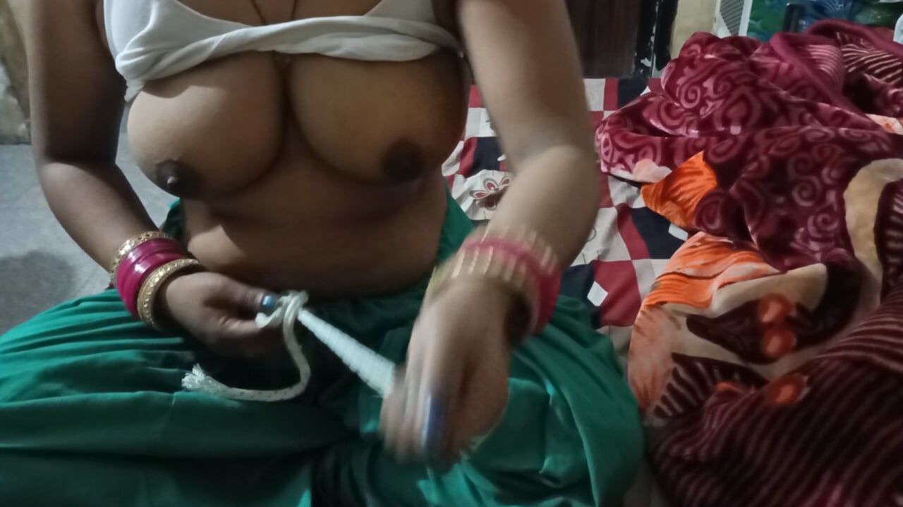 Pinky Bhabhi got naked and put finger in pussy