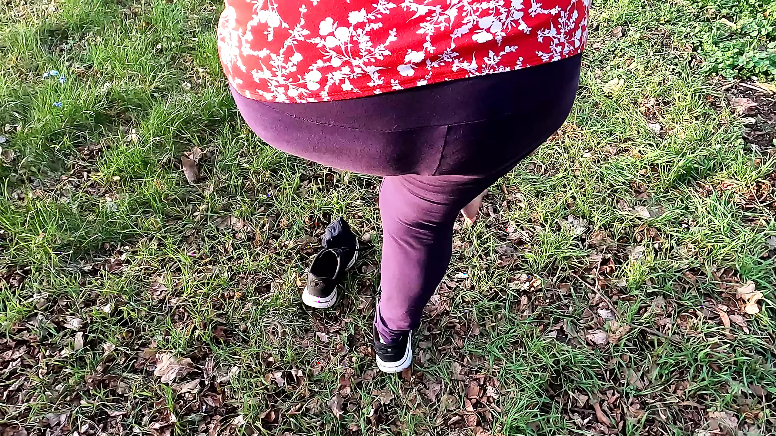 A Piedi Nudi Sul Prato Tratta Le Tette Nude XHamster