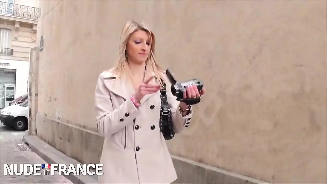 Une blonde excitée suce une bite noire pulpeuse xHamster