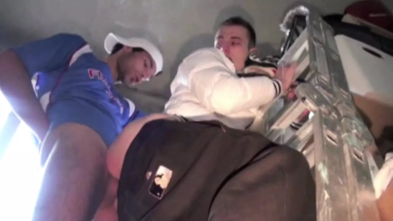 Thumbnail for 88 französische schlampe twink sniggins turnschuh und lutscht großen...
