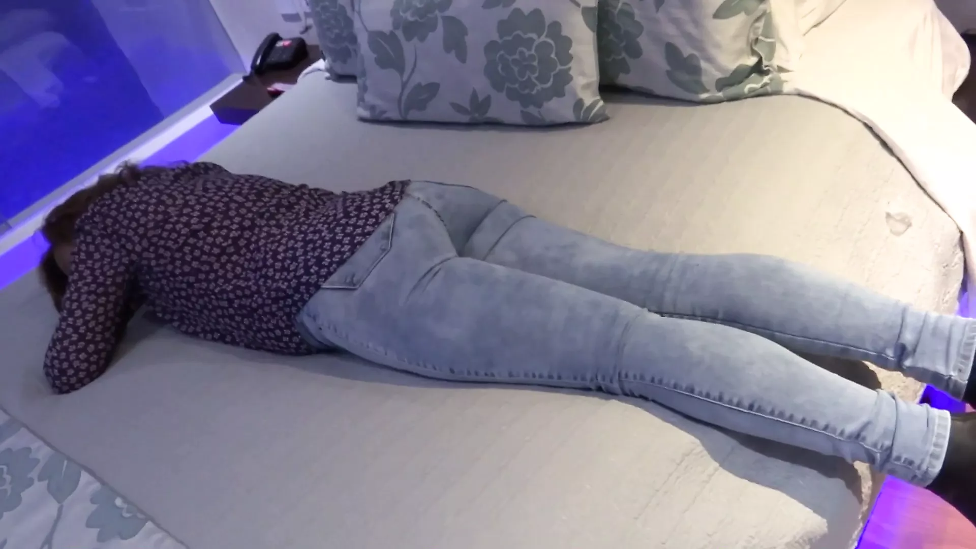 Mia Moglie Nel Motel Con Il Suo Amante Scegliendo Un Grosso Dildo XHamster