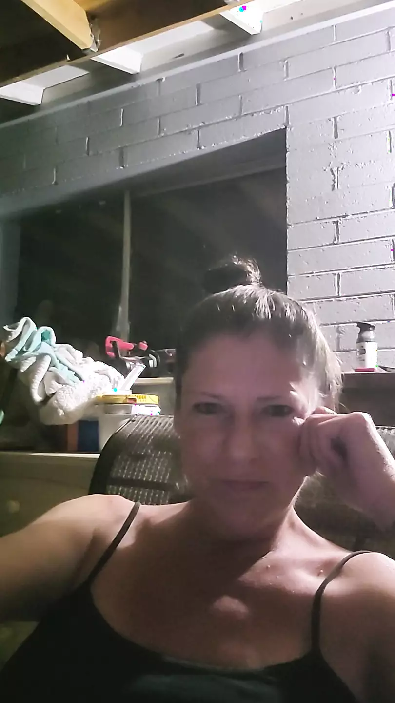 Une COUGAR MILF excitée se masturbe et squirte dehors xHamster