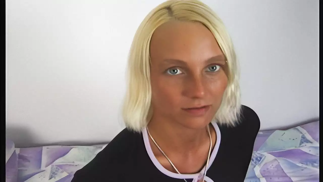 Une Petite Blonde Avec Un Gode Dans Le Cul Suce La Bite De Son Copain