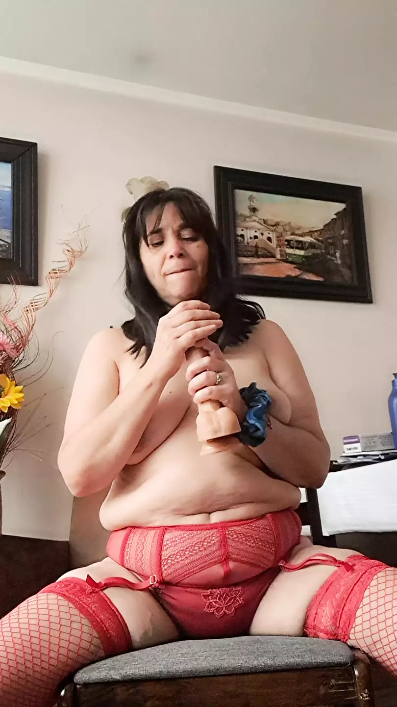 Une MILF mature excitée se caresse la chatte devant la caméra xHamster