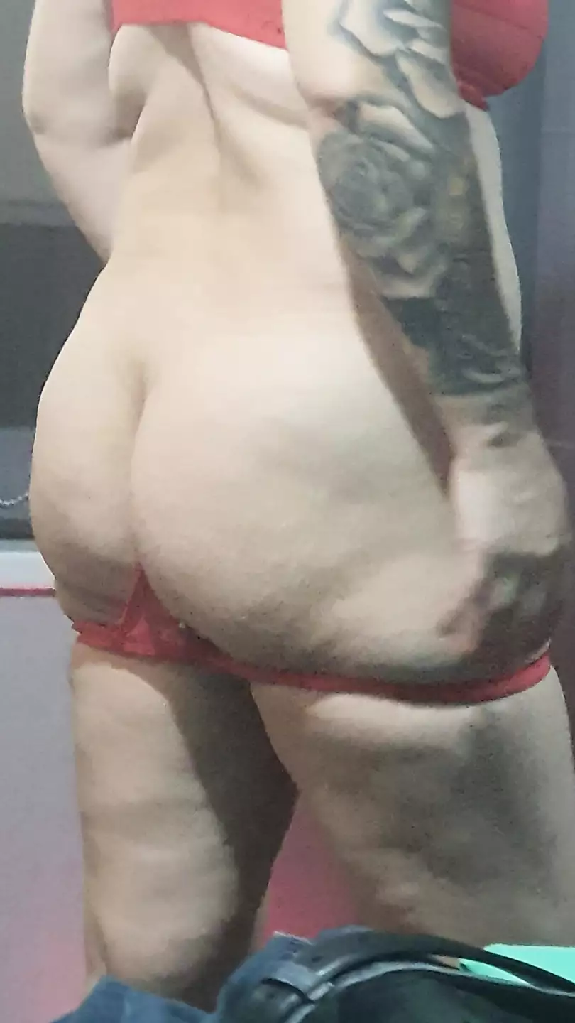 Mama vitregă în bikini roșu este dezbrăcată în fața fiului vitreg