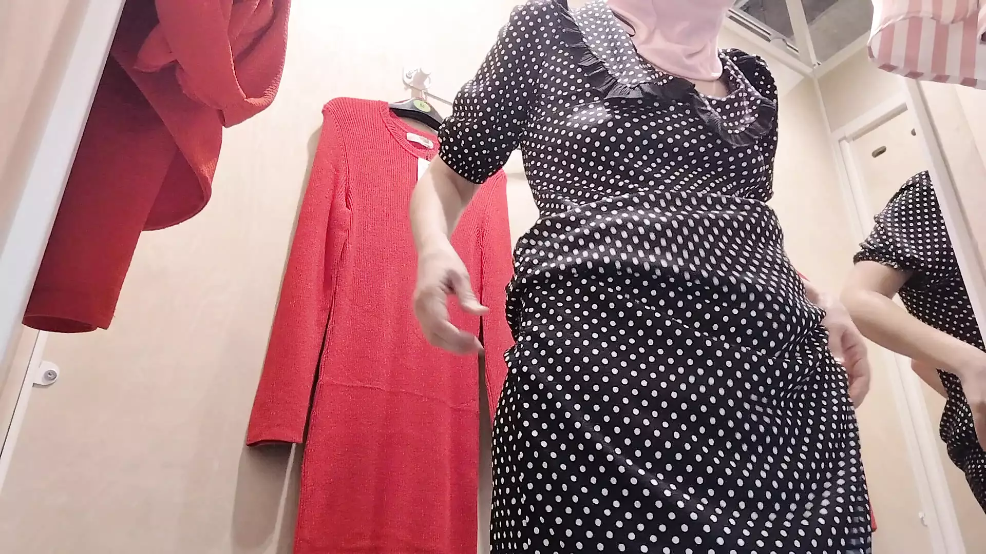Sexy Milf Maliziosa Che Prova Vestiti Latina Con La Figa Pelosa Prova