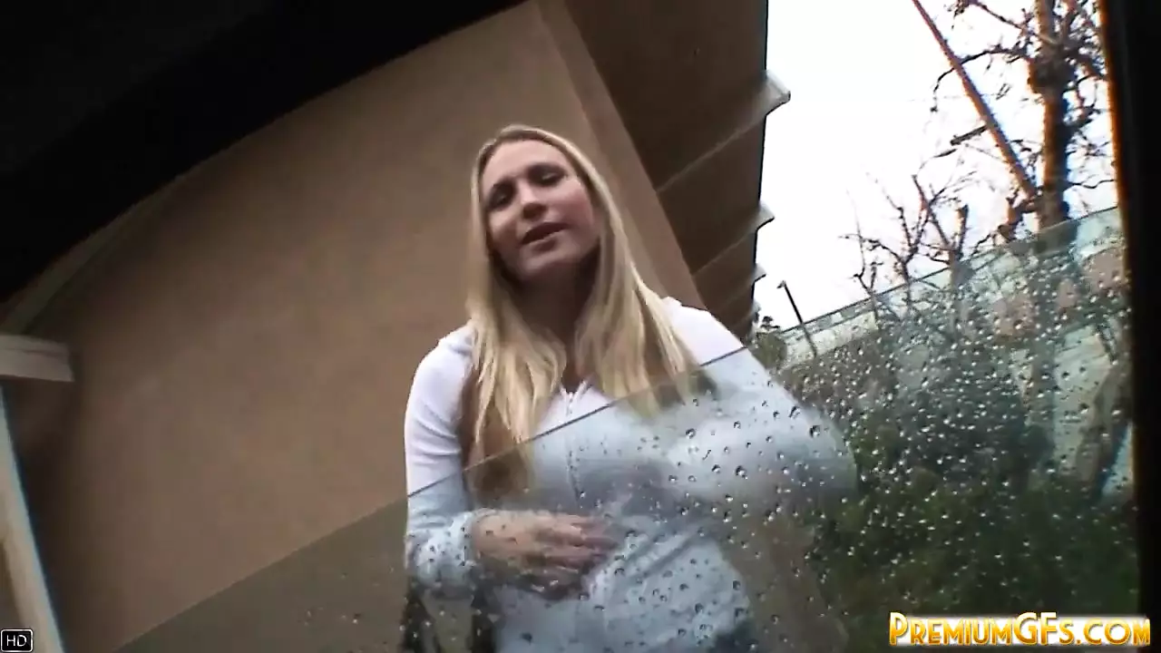 Harmony Rose la blonde chevauche une grosse bite pour une éjaculation