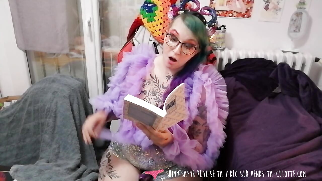Vends-ta-culotte – A luscious French woman reads an erotic text while masturbating with a vibrator