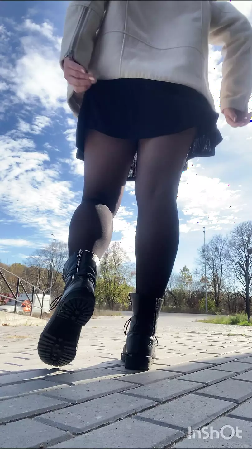 Heiße MILF in strümpfen glänzt muschi an einem öffentlichen ort xHamster