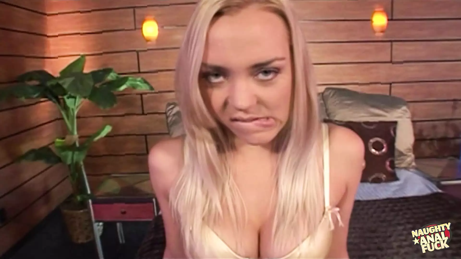 blonde Annette Schwarz ist ein bisschen nervös als sie auf ihre