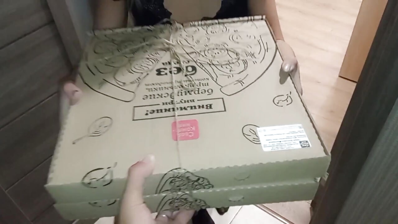 Seduced the Courier While Her Husband Was at Work
