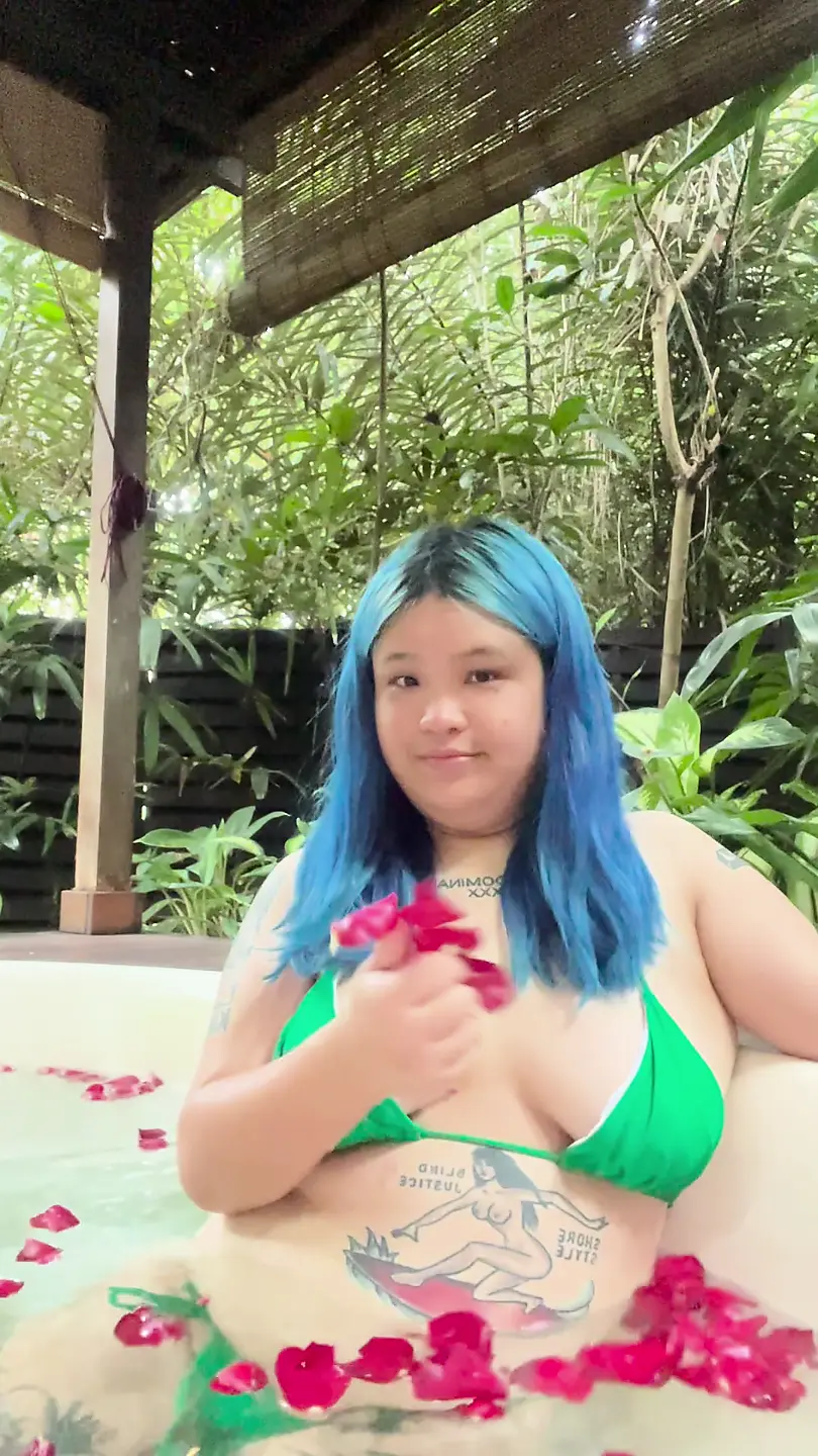 Bbw Asya içinde yeşil mikro bikini xHamster