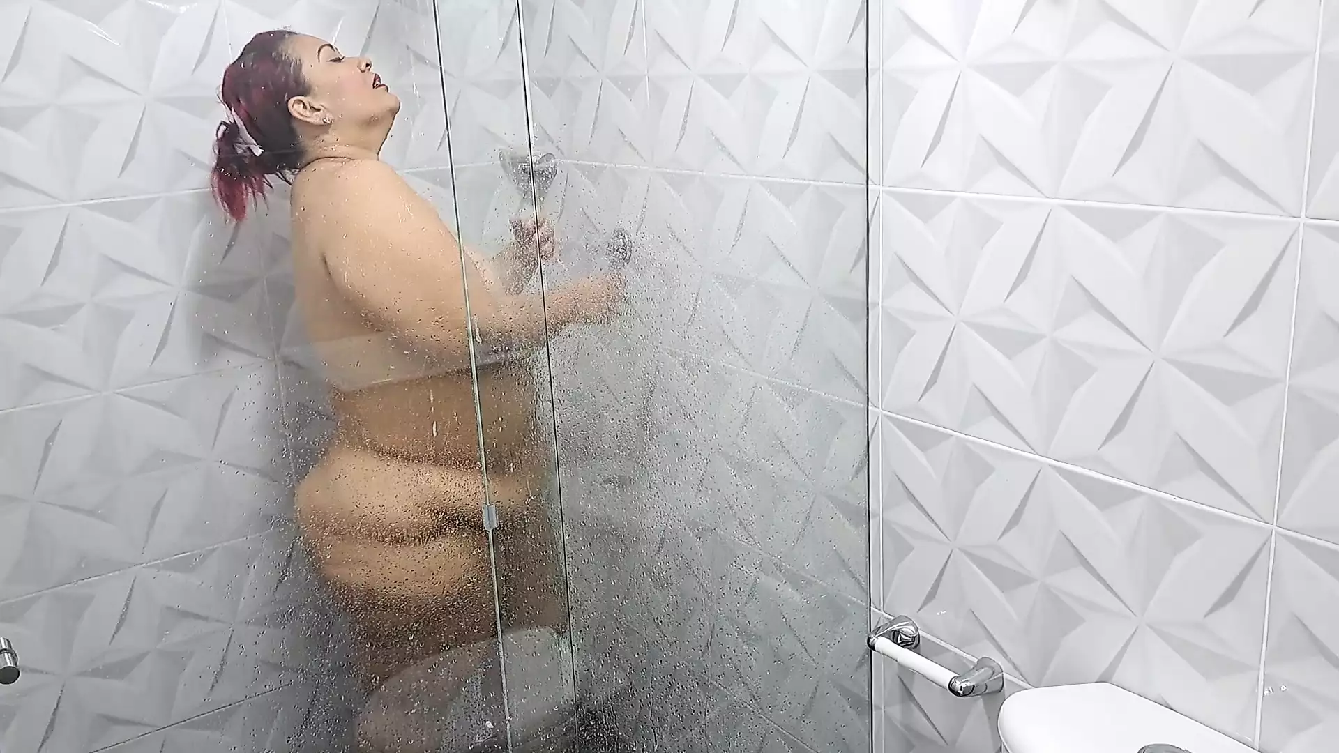 美丽 bbw 的大屁股在淋浴 xHamster