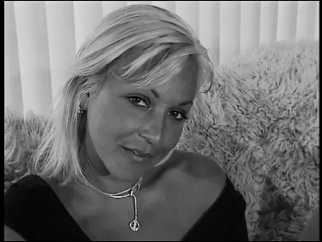 Feuchte Muschi wird von einem großen Dildo gefickt xHamster
