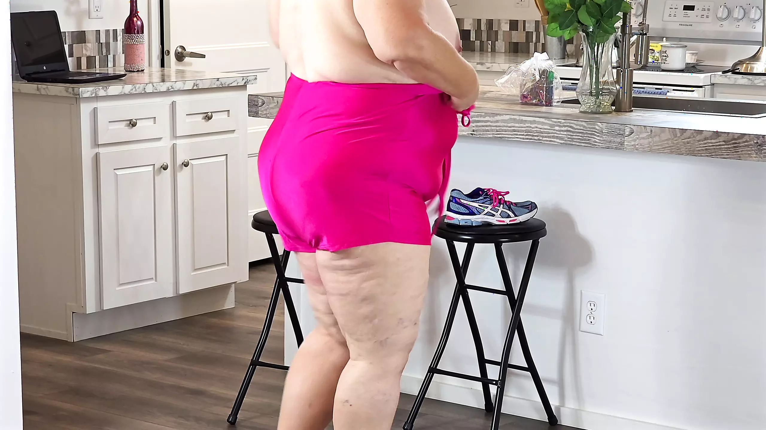 Gran trasero caliente bbw milf en polainas trabajando gran botín