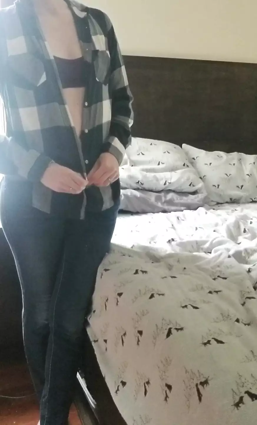 Milf cachonda se desnuda y juega con el coño mojado xHamster