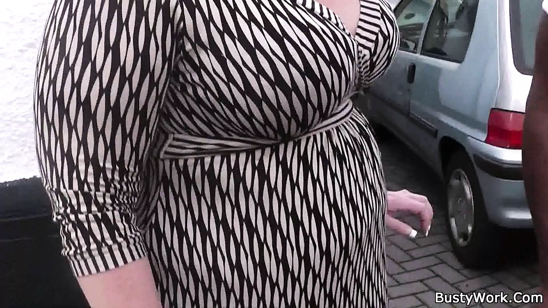 Une BBW avale une énorme bite noire avant de chevaucher xHamster