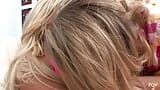 Verführerische lesbische blondinen mit gepiercten möpsen haben es zu weit mit dem arschlecken gegangen snapshot 5