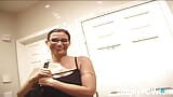 Allison la salope sexy taille une pipe en POV snapshot 2