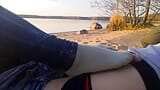 Oksi deu uma punheta com os pés em um lugar público perto da lagoa snapshot 1