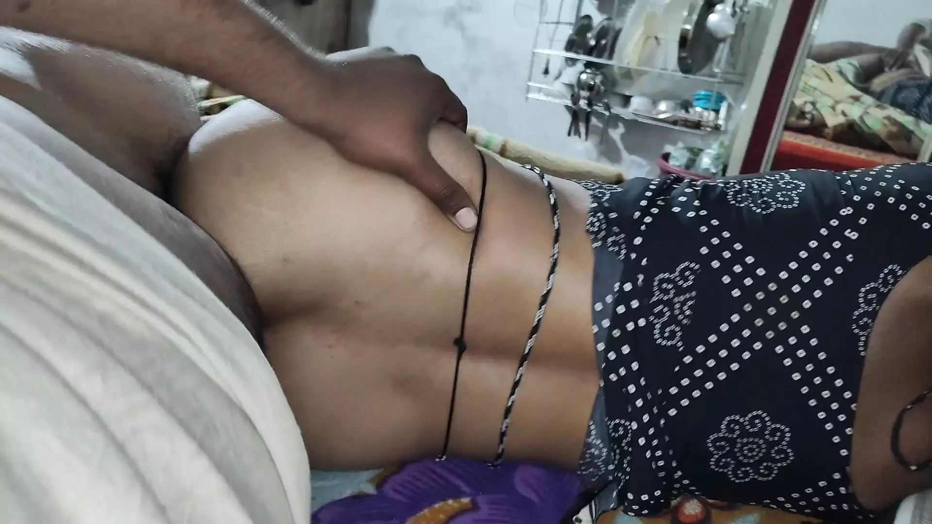 ВІН КІНЧАЄ ДВІЧІ ПОСПІЛЬ, ТРАХАЮЧИ ІНДІЙСЬКУ ШКОЛЯРКУ! 