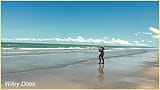 Mi esposa se desnuda y juega con el balón de fútbol en la playa snapshot 6