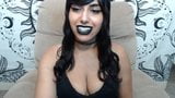 Latina Goth zieht riesige Titten mit großen dunklen Brustwarzen raus snapshot 5