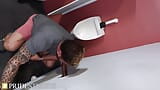 Riley Mitchel se corre muy bien a pelo en el gloryhole snapshot 8