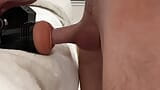 AMATEUR-MASTURBATIONS-VIDEO MIT GEILEM TYPEN, DER DIE KLEINE MUSCHITASCHE PENETRIERT. snapshot 1