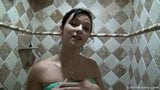 Une jolie brune sensuelle se caresse la chatte snapshot 10