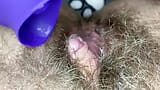 Extremo primer plano gran clítoris lamiendo juguete orgasmo, coño peludo, video completo snapshot 3