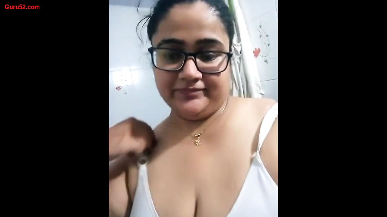 Big Boob Indian Girl On Cam - Red Saree
