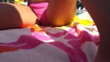 Zachte harige vriendin opent benen toont poesjesharen in het zwembad snapshot 1