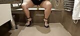 穿着高跟鞋的胖美女肛交假阳具 snapshot 4