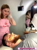 Une blonde élégante épile le visage d'un homme, ses magnifiques seins éclatent snapshot 4