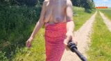 Sexig milf går naken i ett fält utanför staden. stora naturliga bröst. nudism snapshot 5