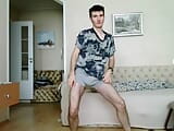 Chico solo está bailando bajo la música como stripper snapshot 2